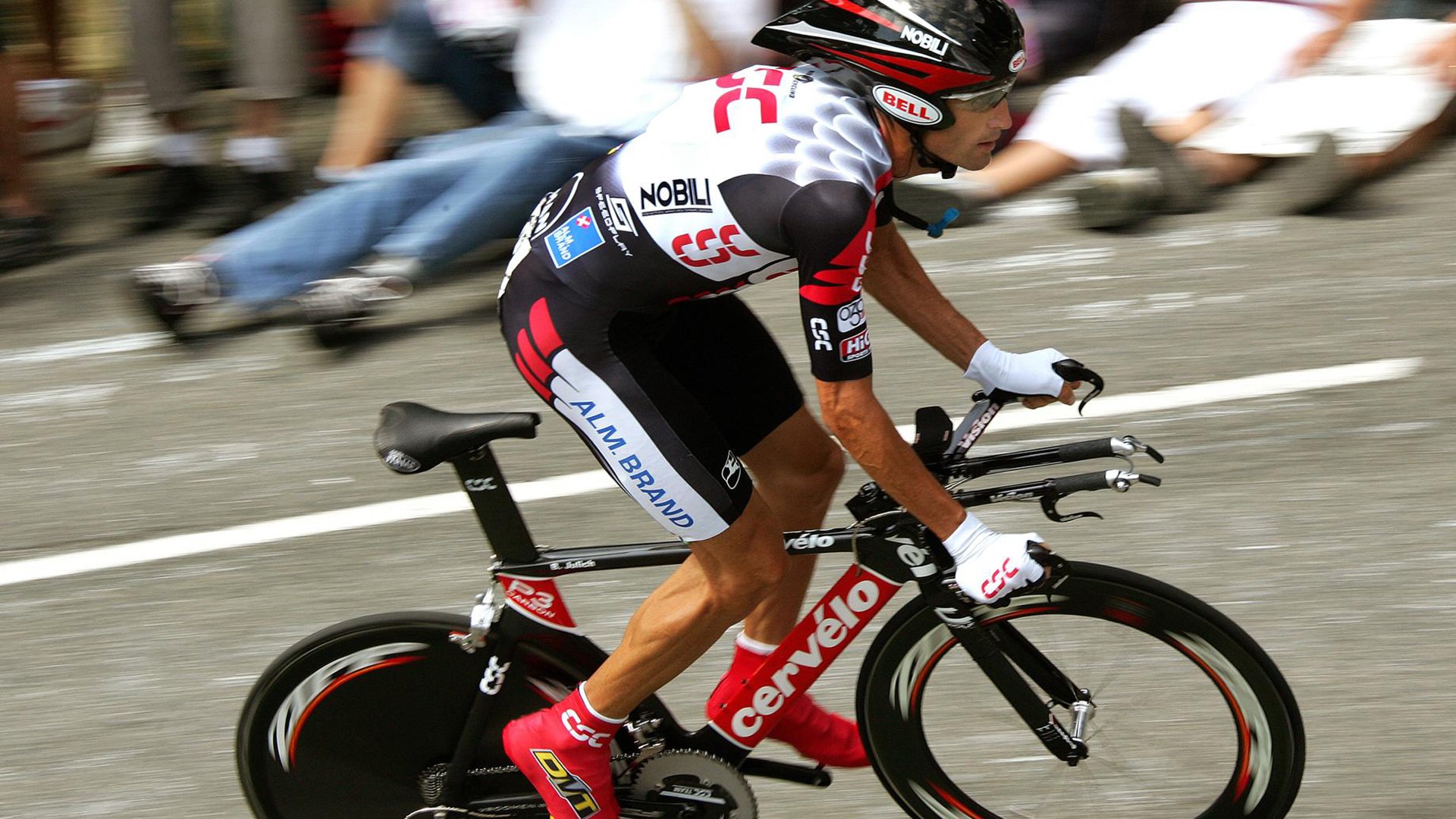 爱游互娱游戏官网-林丹谈新手训练要从控球节奏入门，林丹击球动作